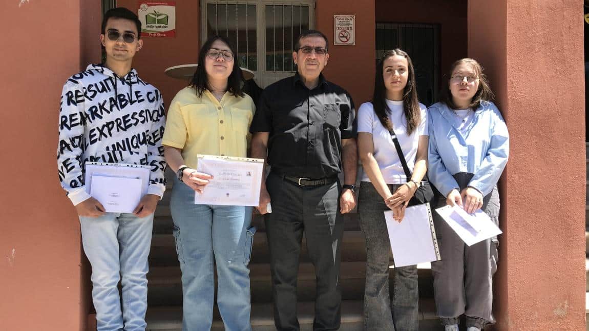 Bayburt Fen Lisesi'nde Karne Heyecanı ve Yılın Öğrencileri Ödülleri